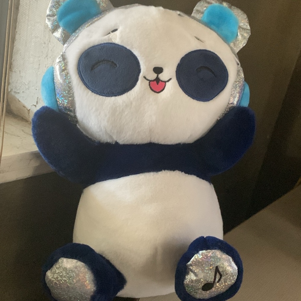 MUSIC LIGHTS ON FAO Schwarz NY new plush animal